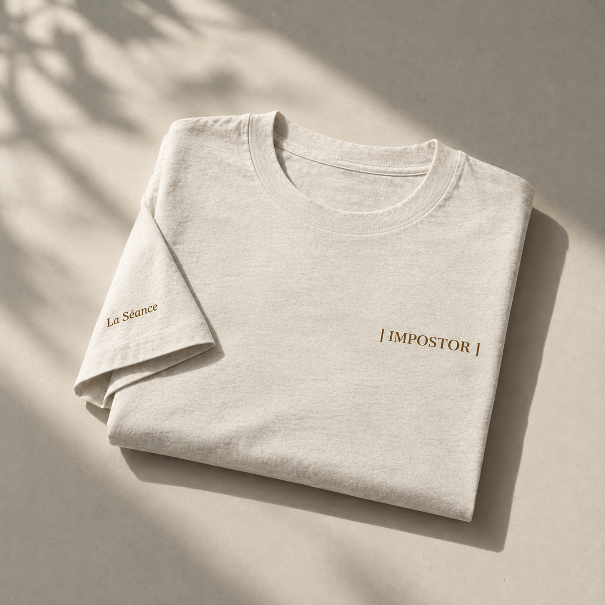 T-shirt graphique unisexe IMPOSTOR | La Séance