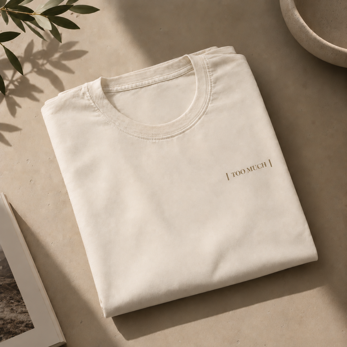 T-shirt graphique unisexe TOO MUCH | La Séance