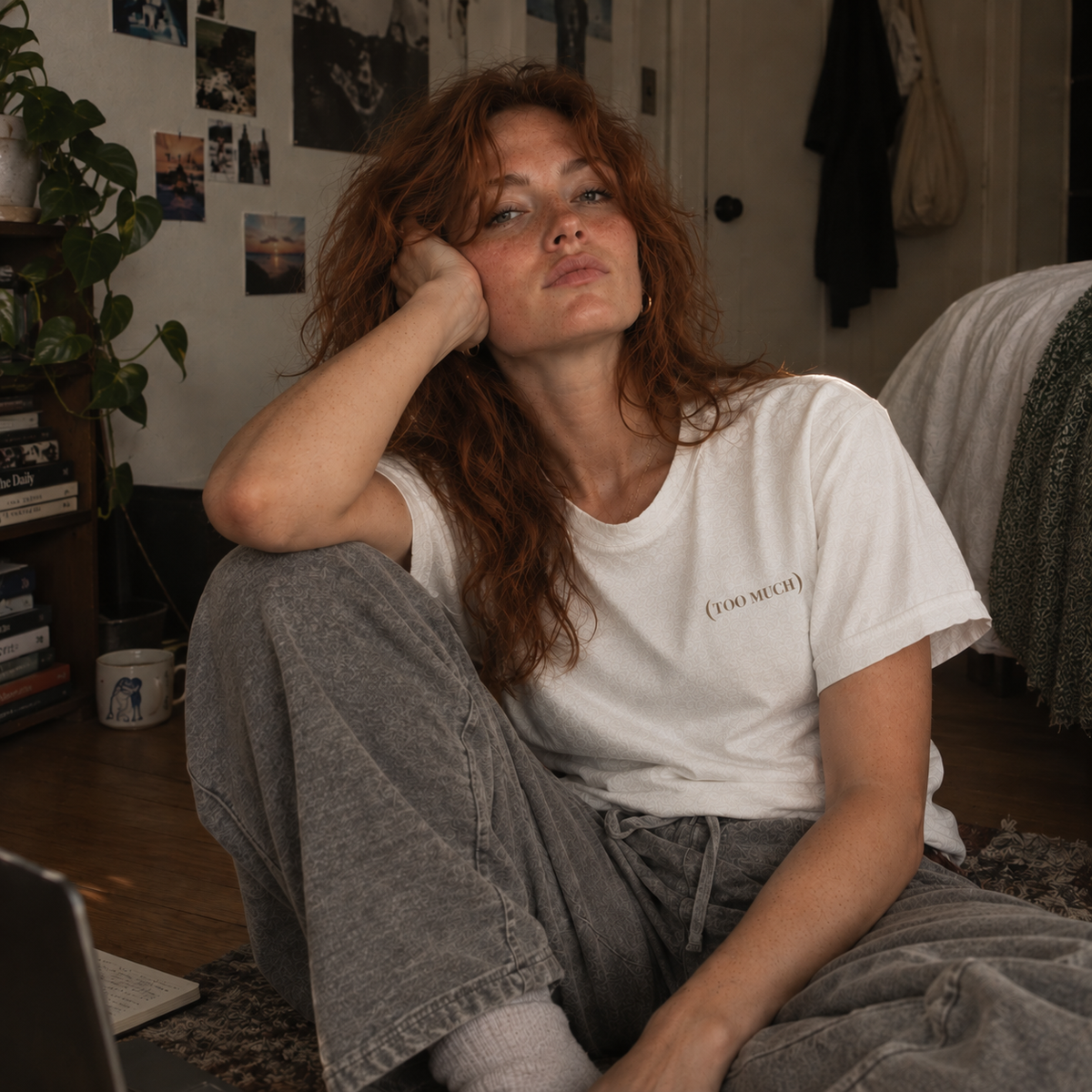 T-shirt graphique unisexe TOO MUCH | La Séance