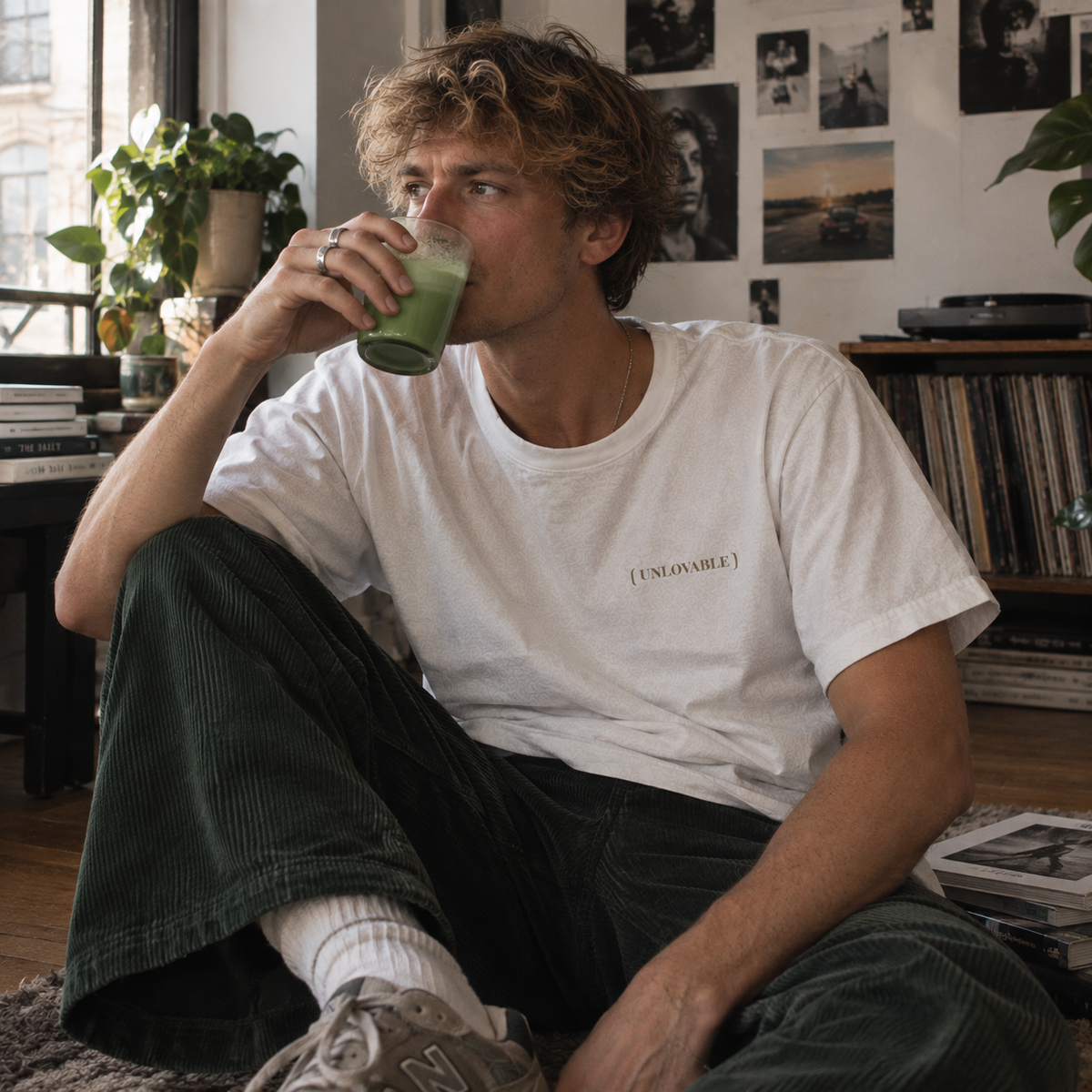 T-shirt graphique unisexe UNLOVABLE | La Séance