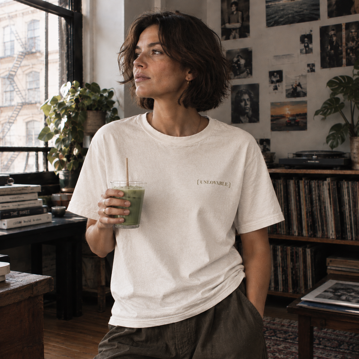 T-shirt graphique unisexe UNLOVABLE | La Séance